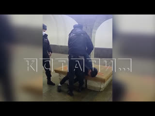free сотрудники полиции нарушающие масочный режим провели силовое задержание нарушителя масочного режима hd