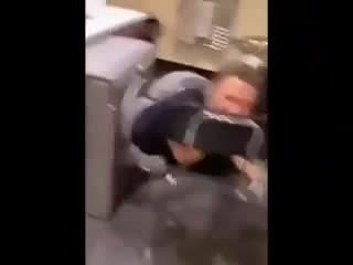 free тянка застряла в стиралке и смогла выбраться оттуда только при помощи спасателей hd
