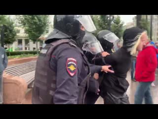 free начали жестко винтить людеи ни лозунгов ни плакатов нет людеи хватают из толпы hd