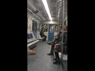 free в московском метро три парня и три девушки устроили голый парад hd