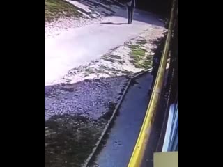 free в микрорайоне горроща сняли на видео мужчину который поднимает юбки школьницам соответствующий пост размещен в hd