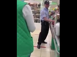 free в балашихе пьяный мент засунул себе в штаны две бутылки спиртного и попытался их украсть из магазина hd