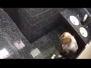 free на камеры попало как женщины справляют нужду в раковину торгового центра в сочи hd