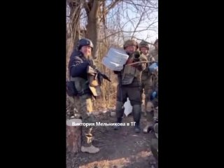 free достаа пиццы аля донбасс бойцам на передовую командир привез своим солдатам защитникам донецка усный перекус прямо hd