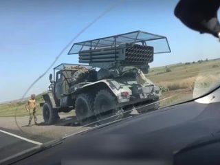 free колонна рсзо бм 21 град вс рф с защитными решетками направляется в сторону фронта hd