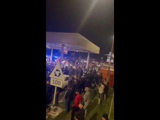 free в аэропорт махачкалы стягиваются люди и полиция собралась толпа и ждёт выхода евреев из недавно приземлившегося hd