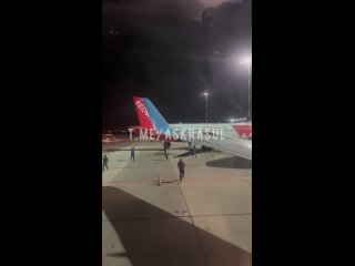 free попытка штурма самолетов стоящих на полосе аэропорта махачкалы перепуганные пассажиры и экипаж экстренно запираются hd