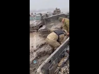 free колонна натовской бронетехники всу тонет в грязи вэсэушники пытались откопать машины из трясины лопатами где именн hd