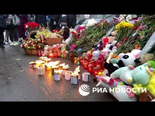 free сотни людей продолжают приходить с цветами и мягкими игрушками на мемориал памяти жертв вчерашнего теракта в крокусе hd
