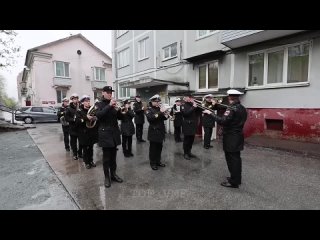 free военнослужащие тихоокеанского флота провели мини концерт для ветерана великой отечественной войны старшего мичмана hd