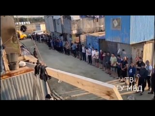 free полицейские нагрянули в целый район построенный из вагонов в екатеринбурге здесь ютились сотни мигрантов нелегалов hd