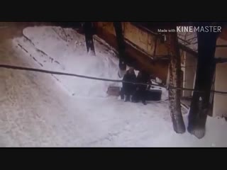 free нападение на женщину попало на камеры наблюдения в уральске hd