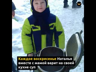 free омская медсестра организовала кормление бездомных прямо у себя во дворе hd