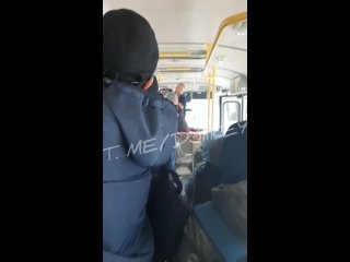 free парочка пьяных бомжей прокатилась в маршрутном автобусе и тут без скандала не обошлось hd