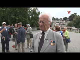 free сотни венков и цветов в вильнюсе отметили 75 летие освобождения от фашистов hd