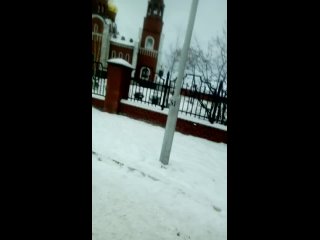 free шок обнаженная мать с голым ребенком пришла зимой молиться в храм hd