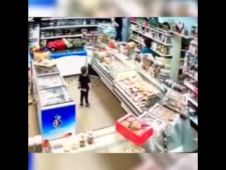 free яжемать захотела покормить сына фруктами с прилаа но ей отказали hd