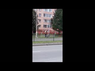 free парень ломает камеру возле строителей 32 hd