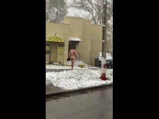 free сегодня в ульяновске по первому снегу прошел абсолютно голый мужчина нудист прошел мимо полиции в сторону школы 62 hd