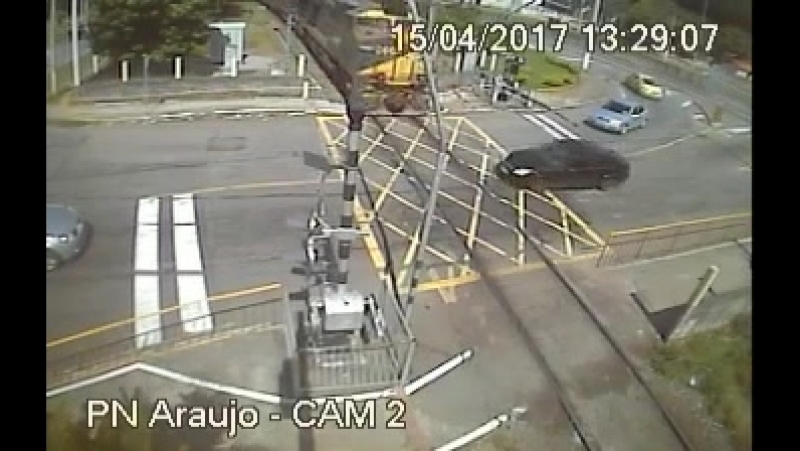 free авария поезда и автомобиля бразилия водитель не пострадал а вот трое его пассажиров в том числе женщина на 37 й hd