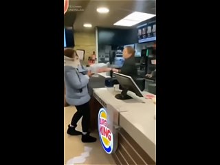 free пьяная посетительница разгромила фаст фуд и набросилась с кулаками на сотрудницу hd