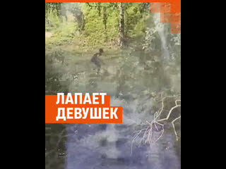free на визе появился извращенец в наушниках который шлепает девушек по попе и хватает за грудь hd
