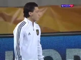 free месут озил и трюк с жвачкой кормушка уникальное фото видео приколы гифки hd