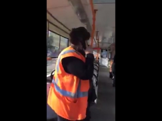 free парень решил доказать свою правоту тем что можно курить в общественном транспорте hd