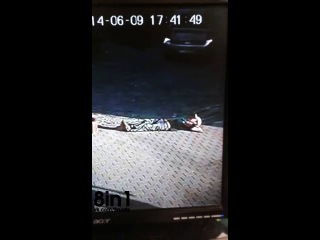 free 18 пьяного спящего мужчину на паркое переезжает машина польша raw car runs over drunk man sleeping on pavement in hd
