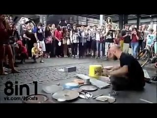 free уличный барабанщик дарио росси играет техно на самодельных ударных в берлине на площади александерплац dario rossi hd