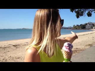 free чайка помешала девушке кушать мороженое licking bird poo and wearing it too hd
