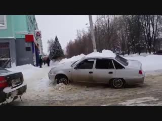free пьяная деа угнала машину у деда и врезалась в сугроб а чудик ее снимает hd