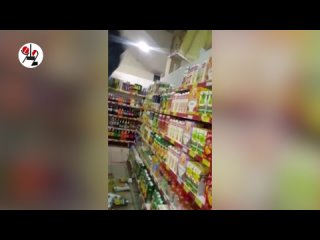 free бухая зэчка прыгает в магазе по полкам с товаро hd