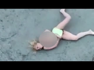 free молодая блондо мать в трусах извивается на асфальте real video hd