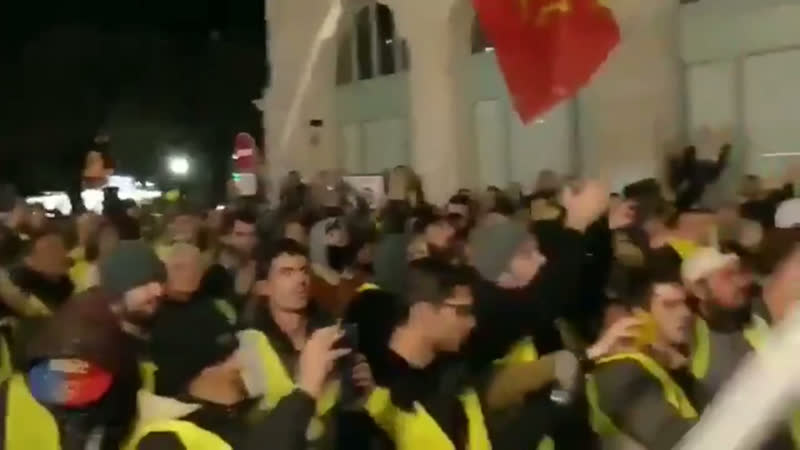 free полицейские снимают шлемы в знак солидарности с протестующими жёлтыми жилетами hd