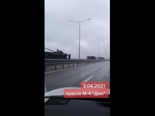 free россошь колонна техники вс рф движется в южном направлении в районе насленного пункта россошь 96км от границы украины hd