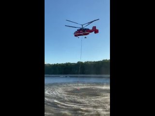 free вертолёт камов ка 32 набирает воду из москвы реки для тушения пожара на складе пиротехники в тушении задействовано hd