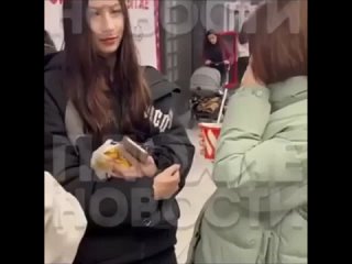 free мужчина пропитанный алкоголем проявлял неприличное поведение осмеливаясь подкатывать к молодые девочкам и предлагать hd