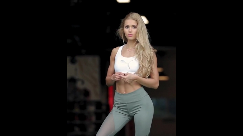 free сексуальная спортсменка красивая фитоняшка занимается спортом в спортзале супер мотивация фитоняшки фитнес модель hd