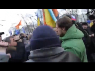 free участника акции марша памяти немцова не считающего бандеру героем бьют оппозиционеры hd