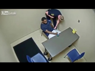 free негр попытался выхватить пистолет у полицейского во время допроса hd