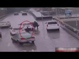 free забыла про ребёнка мелкий в китае вышел из авто мама не заметила и уехала hd