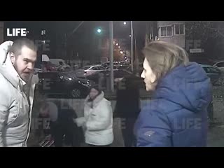 free пьяная компания против мужчины с ножом драка у подъезда щербинка новая москва hd