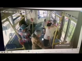 free девушка упала в обморок в автобусе но пассажиры даже не попытались ей помочь hd