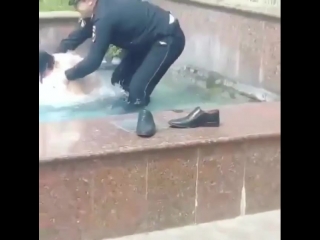 free голая женщина искупалась в фонтане в центре сочи hd
