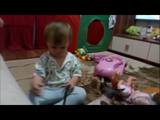 free дочка специально плачет чтобы кошка прибегала успокаивать её hd