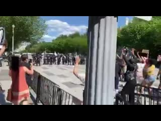 free протестующие у белого дома прорвали линию ограждения и оказались лицом к лицу с сотрудниками секретной службы и hd