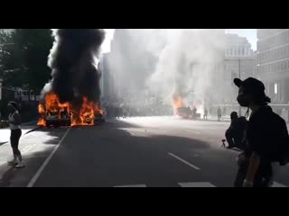 free сотни протестующих собрались у мэрии филадельфии сожжено уже минимум три полицейских автомобиля hd