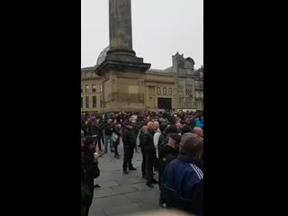 free футбольные фанаты и ветераны британской армии охраняют памятники в ньюкастле от активистов blm и антифа hd