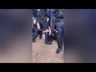 free полиция жёстко подавляет протесты в центре парижа где бастуют радикалы медики сторонники black lives matter и просто hd